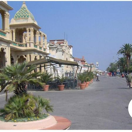 Historical Apartments By Seaside Виареджо Экстерьер фото