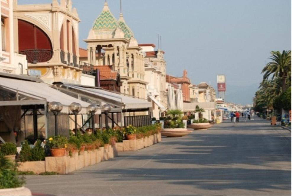 Historical Apartments By Seaside Виареджо Экстерьер фото